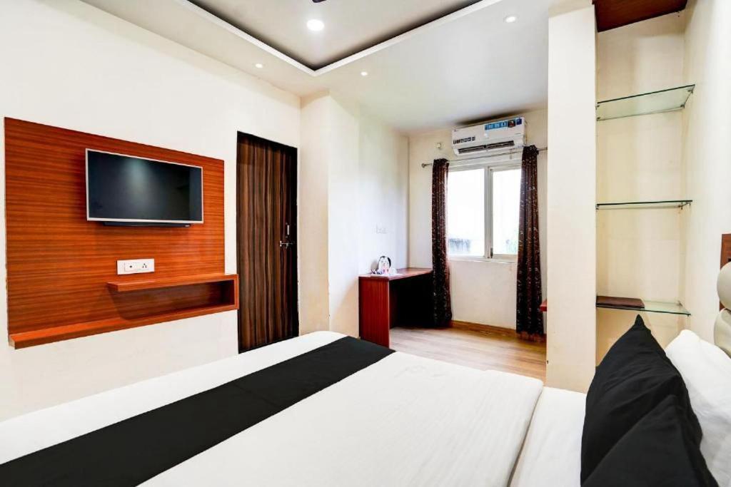 Hotel S V Grand Варанаси Екстериор снимка