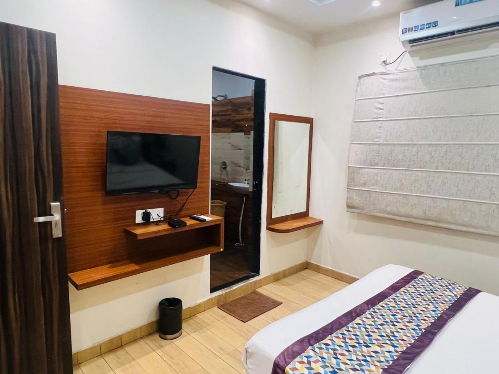Hotel S V Grand Варанаси Екстериор снимка